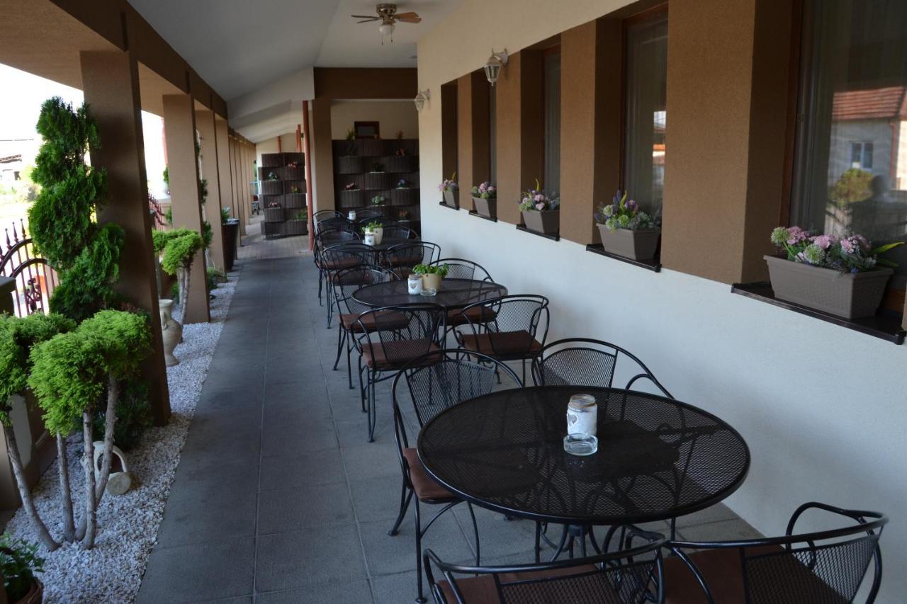 Reštaurácia-penzión ALTANA Ludanice Exterior foto