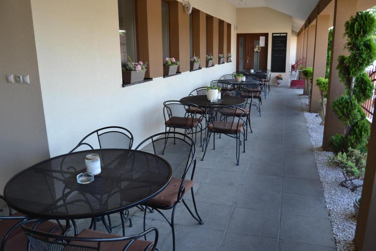 Reštaurácia-penzión ALTANA Ludanice Exterior foto