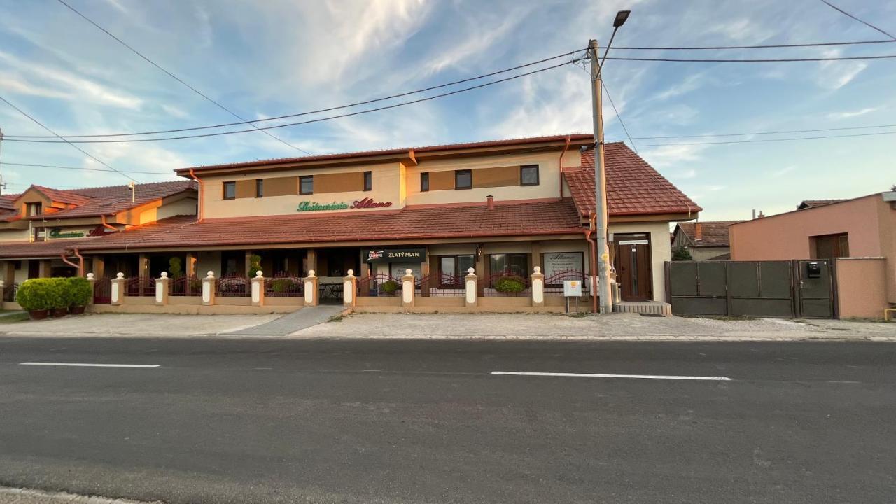 Reštaurácia-penzión ALTANA Ludanice Exterior foto