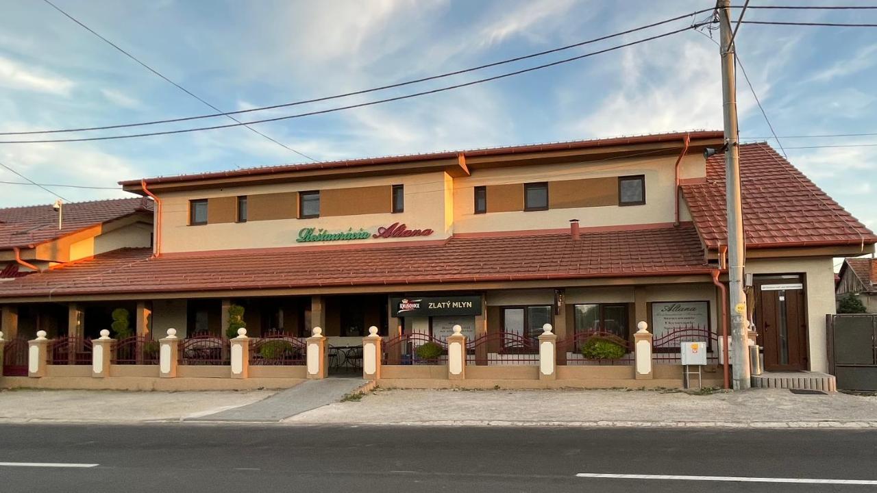 Reštaurácia-penzión ALTANA Ludanice Exterior foto